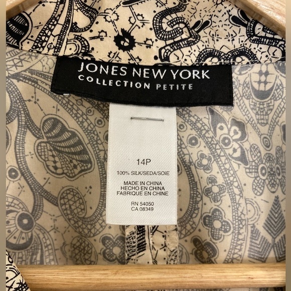 Jones New York 100% silk black and cream filigree print wrap top - Picture 3 of 5